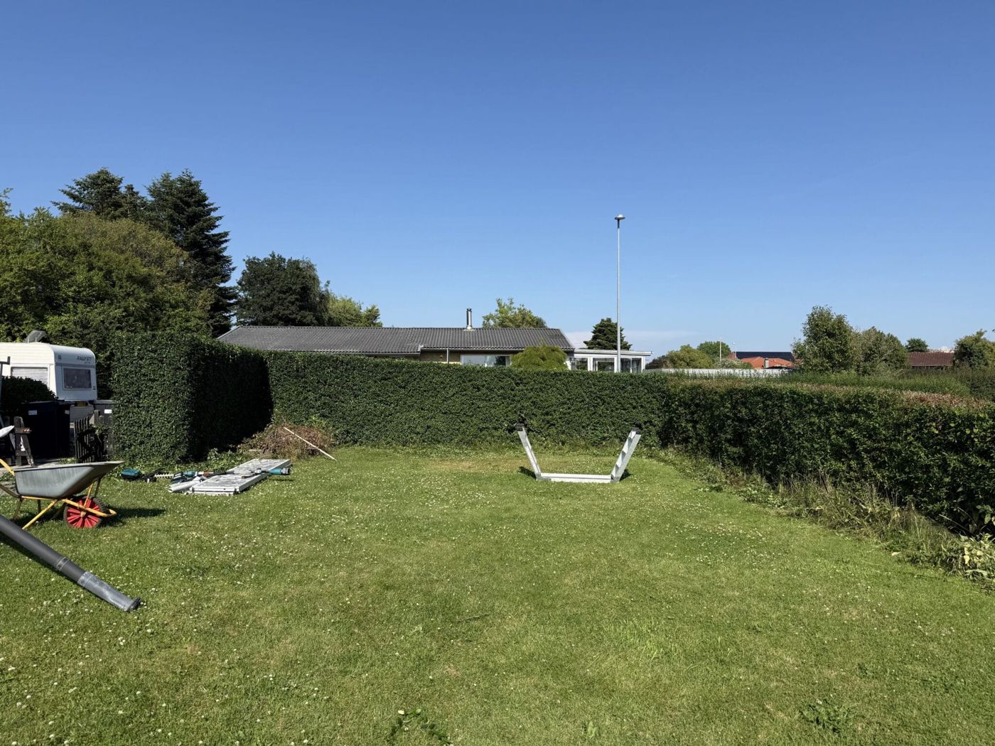 Høj hæk efter klipning med skarp overkant